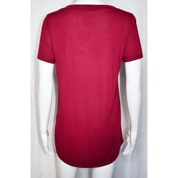 Modern Lux “NO DRAMA” Graphic V-Neck High Low Hem T-shirt Burgundy Size M - Picture 3 of 5